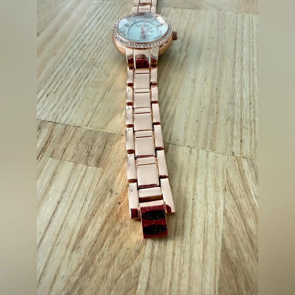 Ellen Tracy ladies rose gold tone fashion watch NEW BATTERY
